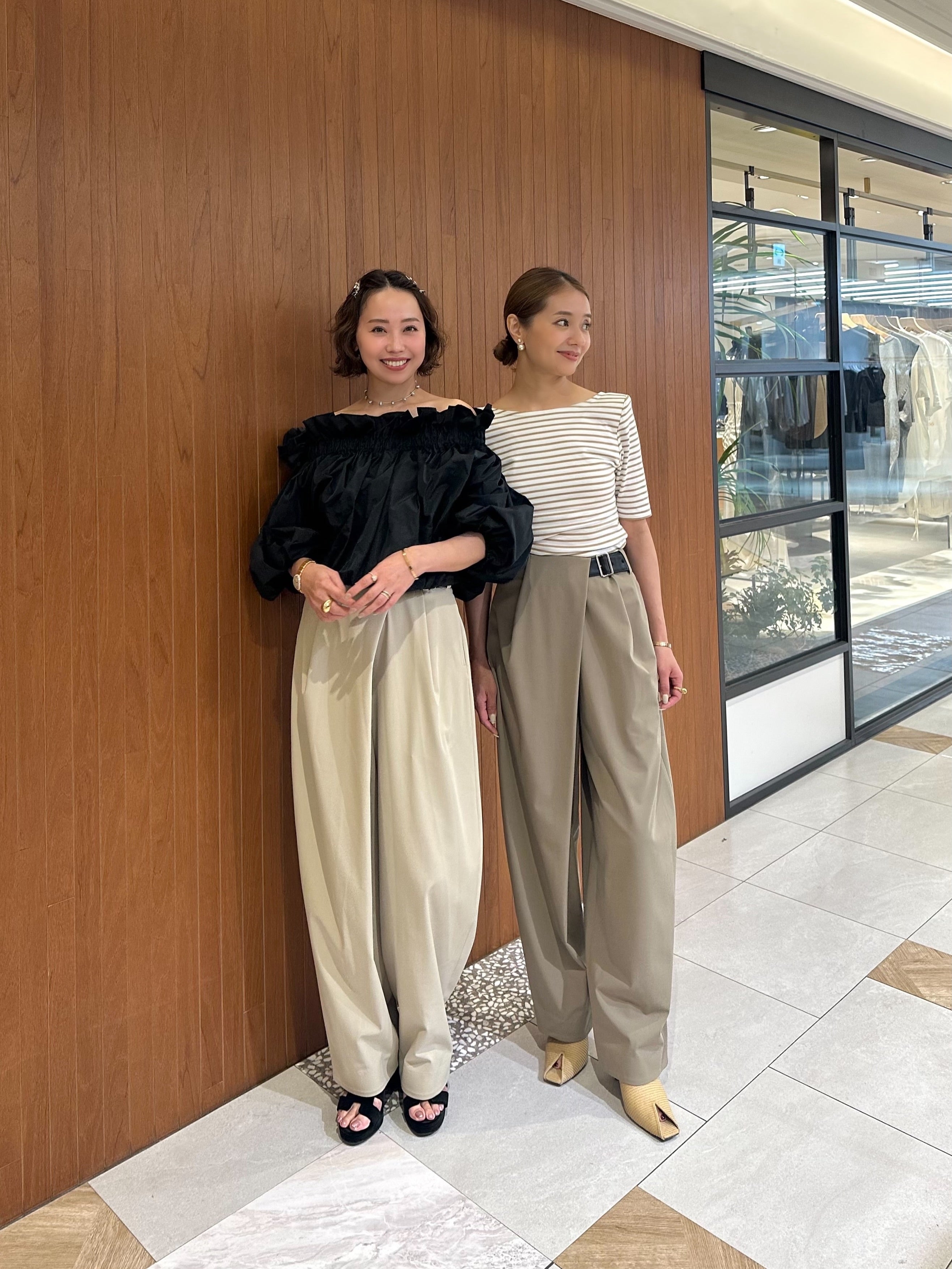 左 モデル身長:160㎝ / サイズ:0 (BEIGE)<br>
右 モデル身長:162㎝ / サイズ:0 (KHAKI)