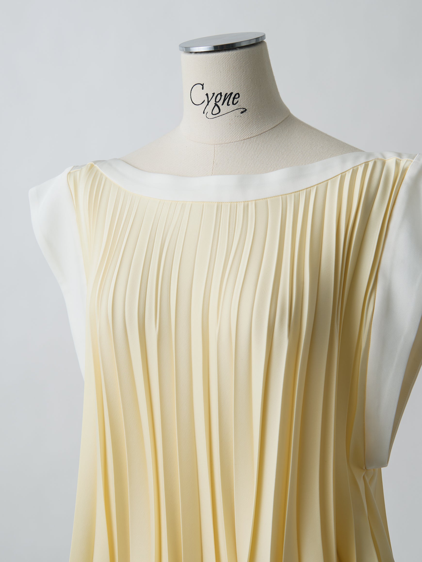 Pleated flare top mass