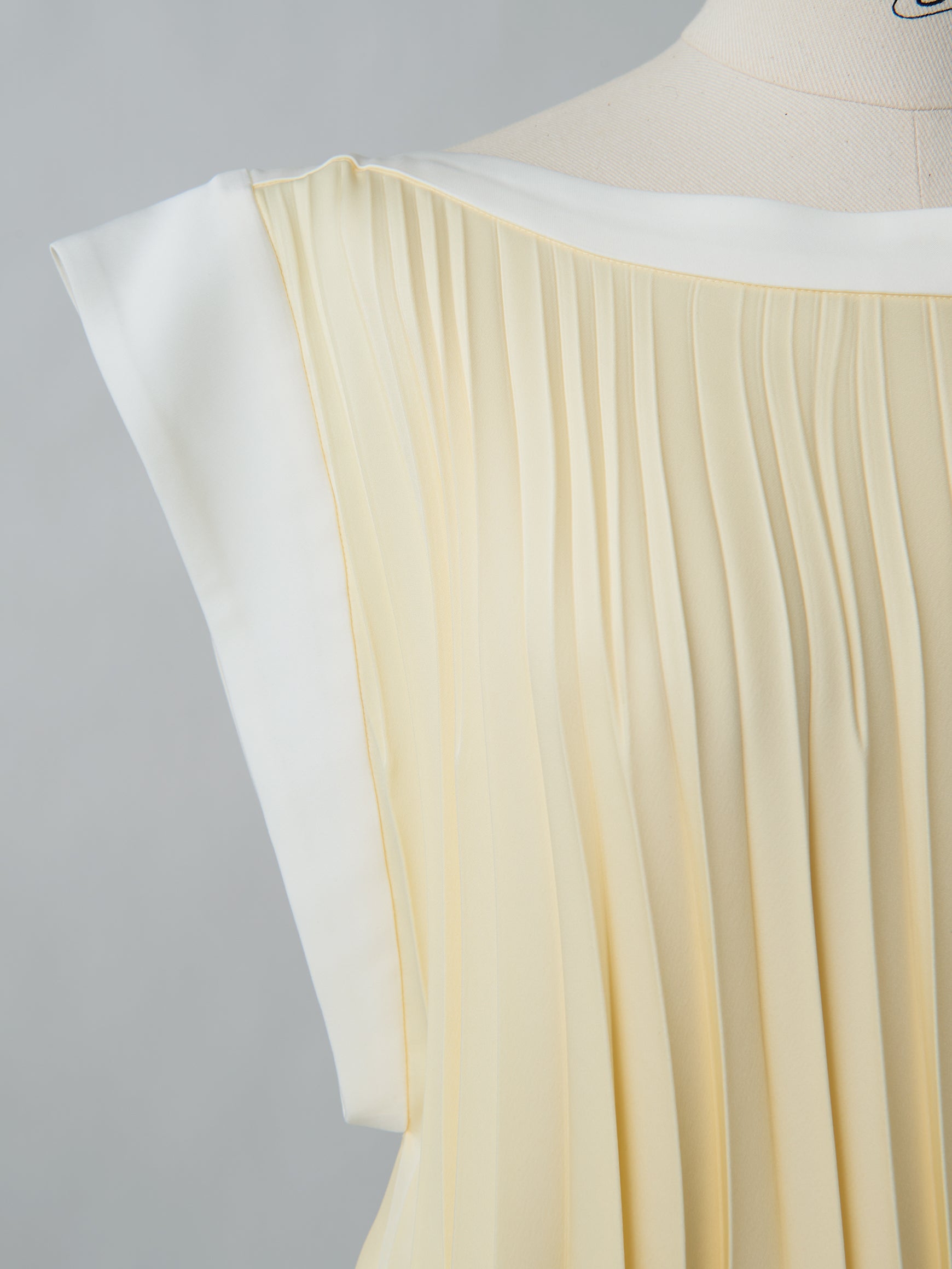 Pleated flare top mass