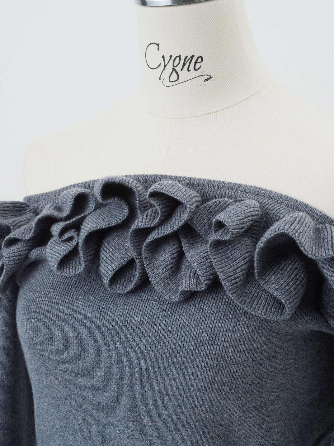 Off-the-shoulder ruffle knit Enora