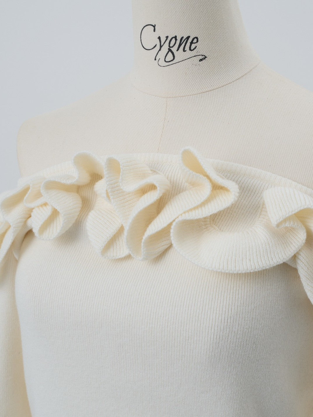 Off-the-shoulder ruffle knit Enora