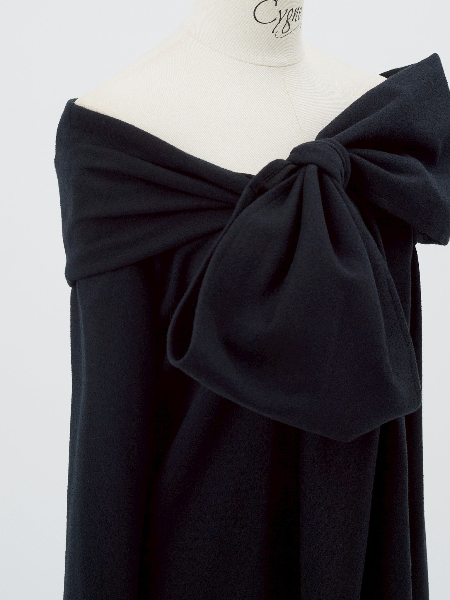 ブークレリボンオフショルトップス Roch