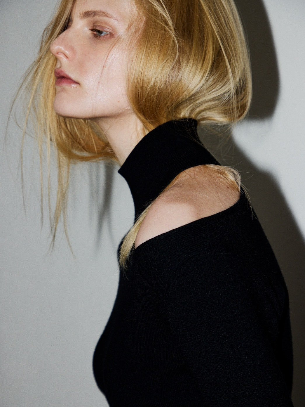 One-shoulder open knit elle