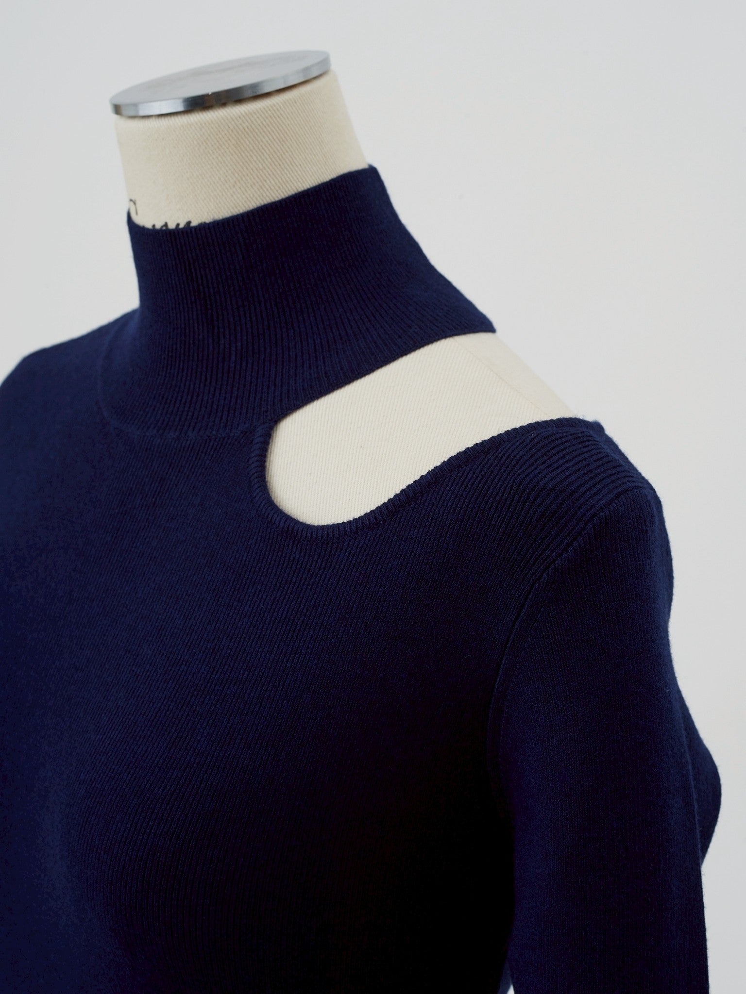 One-shoulder open knit elle