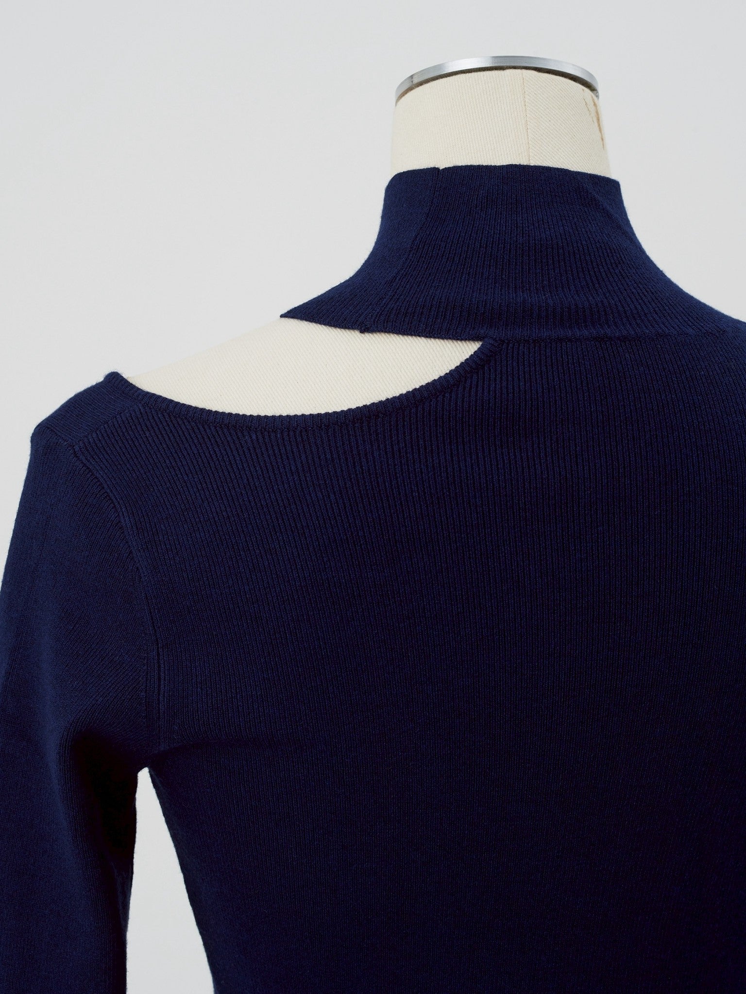 One-shoulder open knit elle