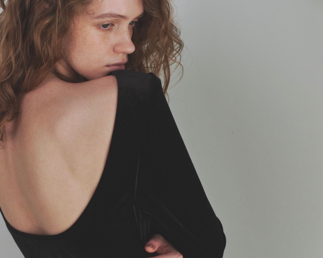 【NEW】春に大人気の大人アイテム☆パックリ背中空きベロアトップスが早くもオンラインに再登場