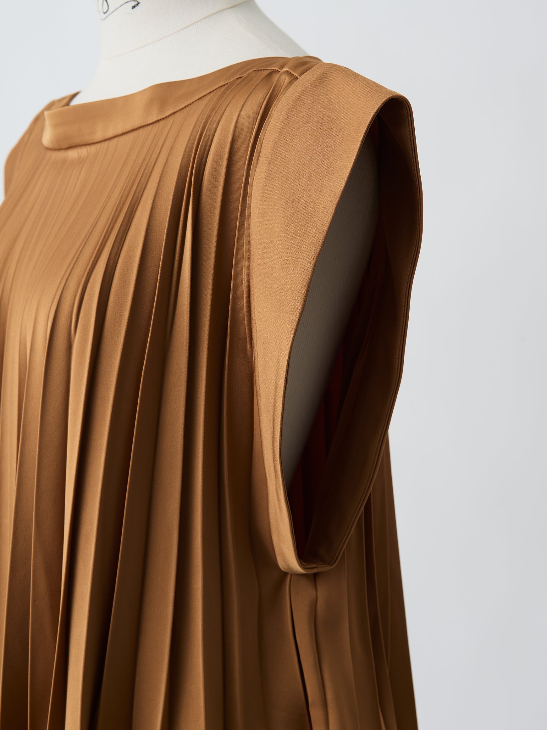 Pleated flare top mass