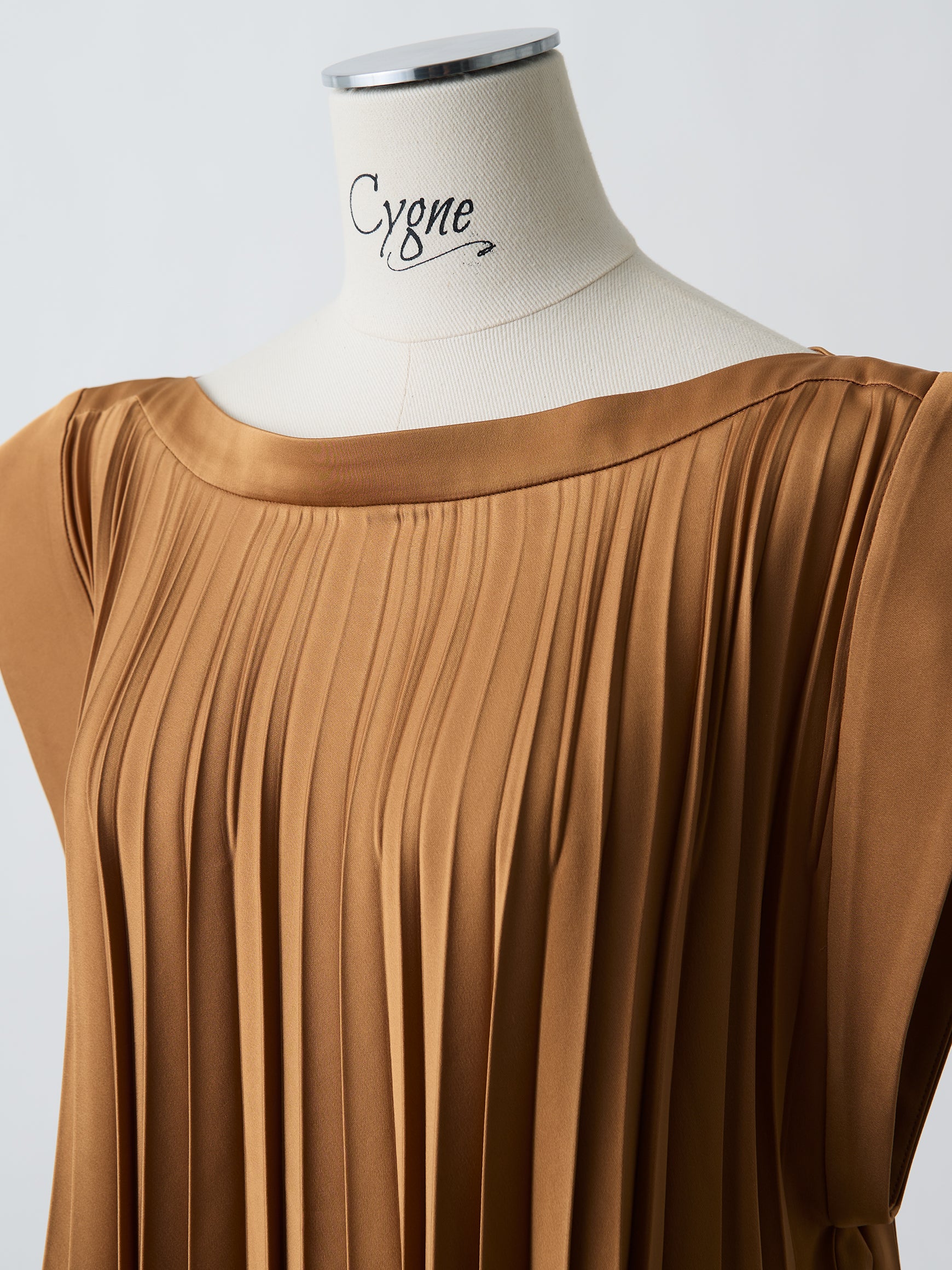 Pleated flare top mass