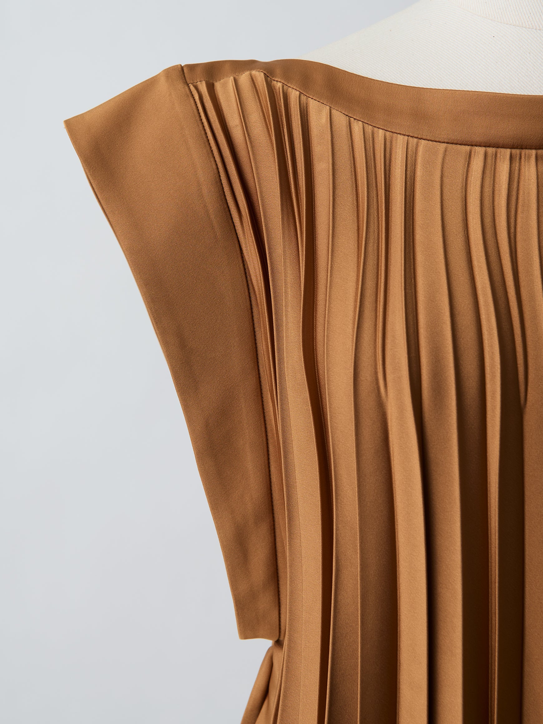 Pleated flare top mass