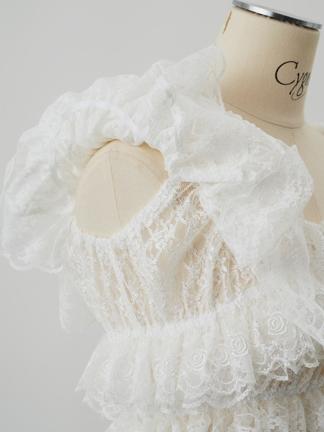 Off-the-shoulder lace blouse Maruru