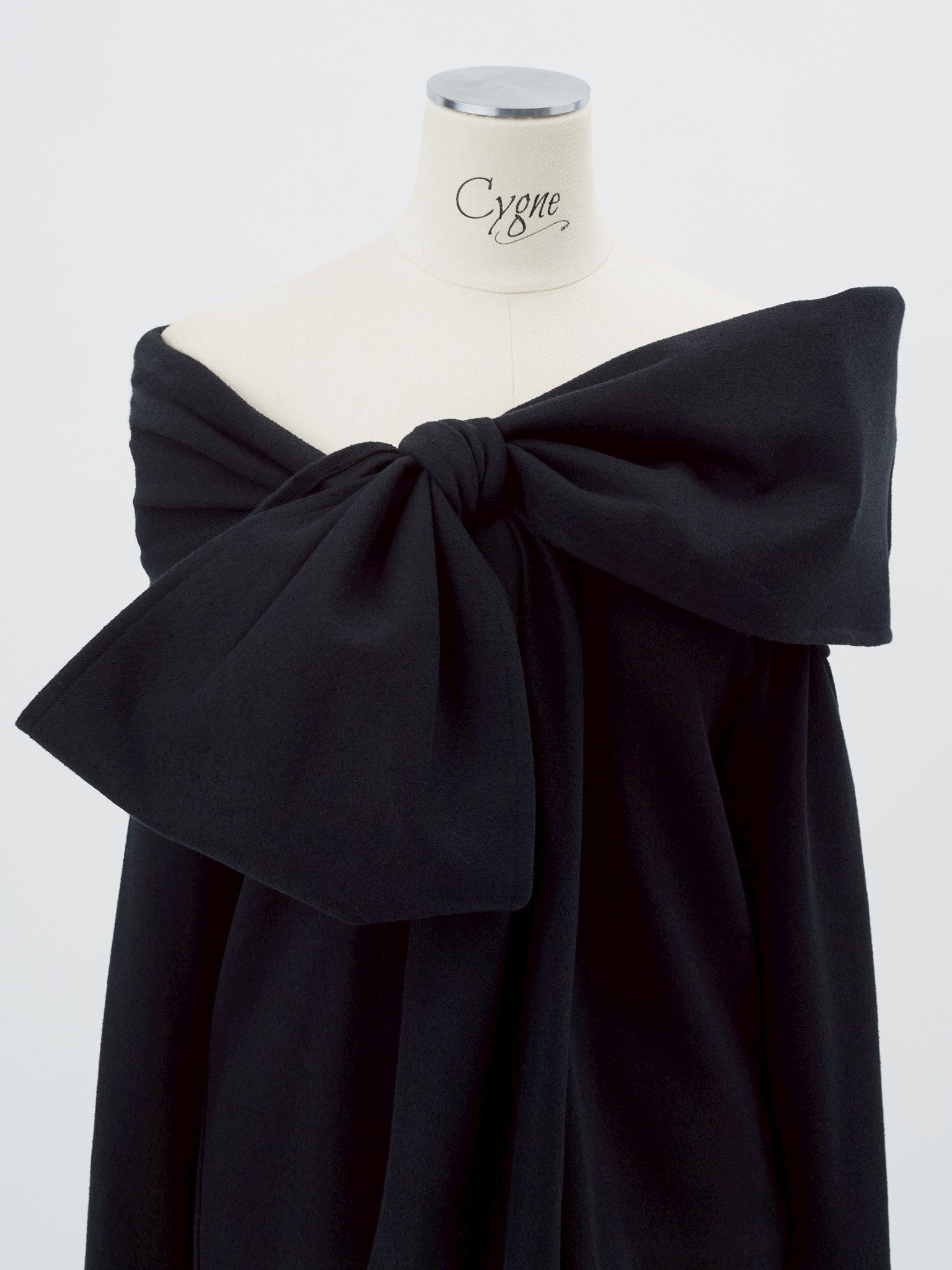 ブークレリボンオフショルトップス Roch｜Cygne(シーニュ) 公式