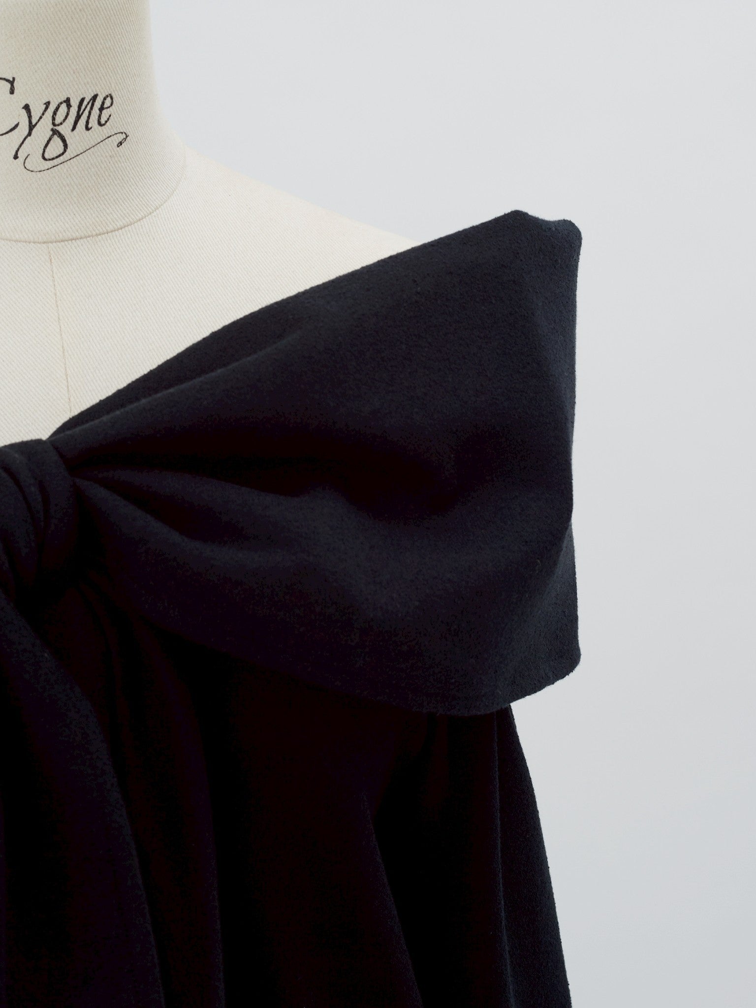 ブークレリボンオフショルトップス Roch｜Cygne(シーニュ) 公式サイト