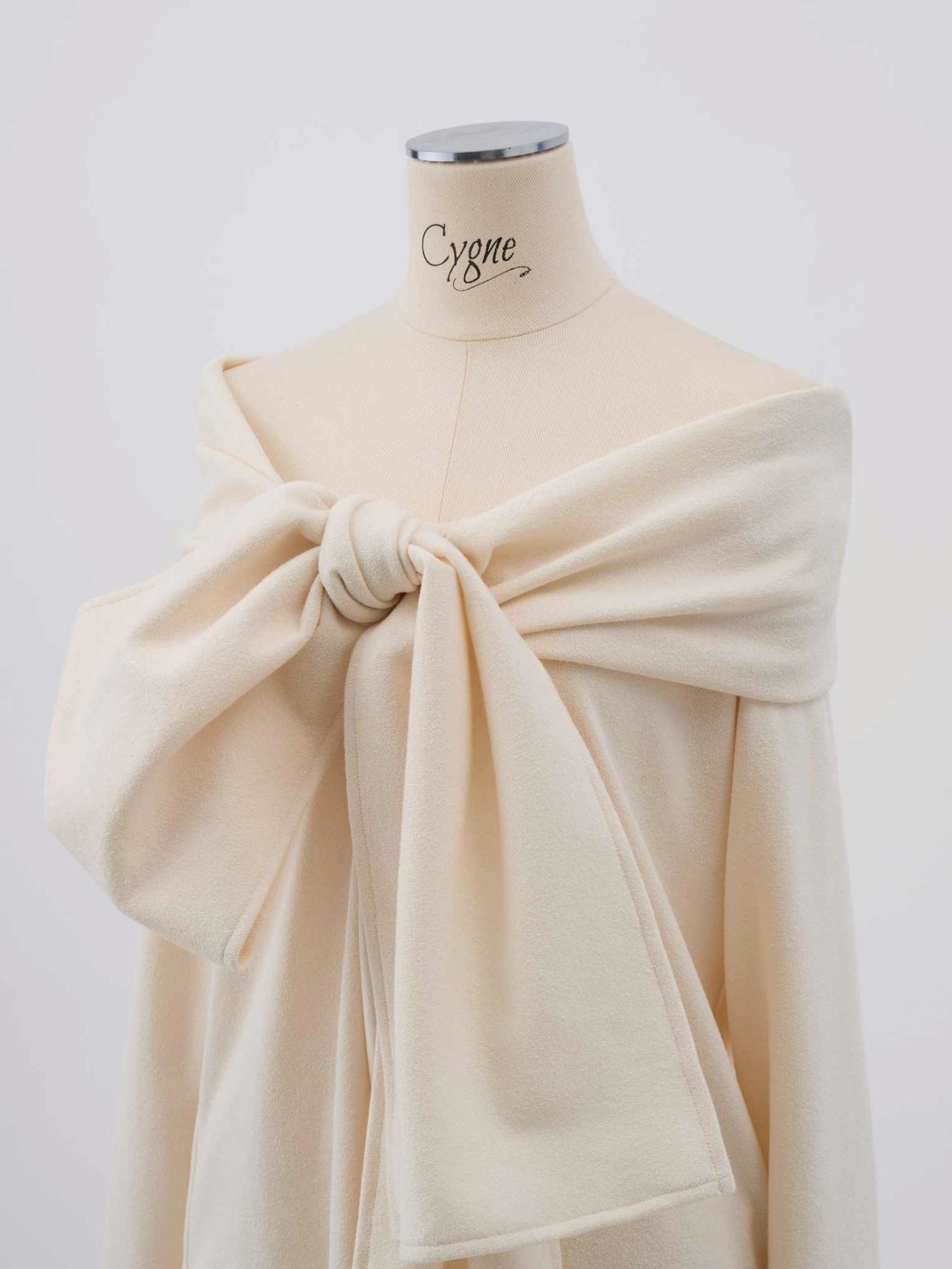 ブークレリボンオフショルトップス Roch｜Cygne(シーニュ) 公式サイト