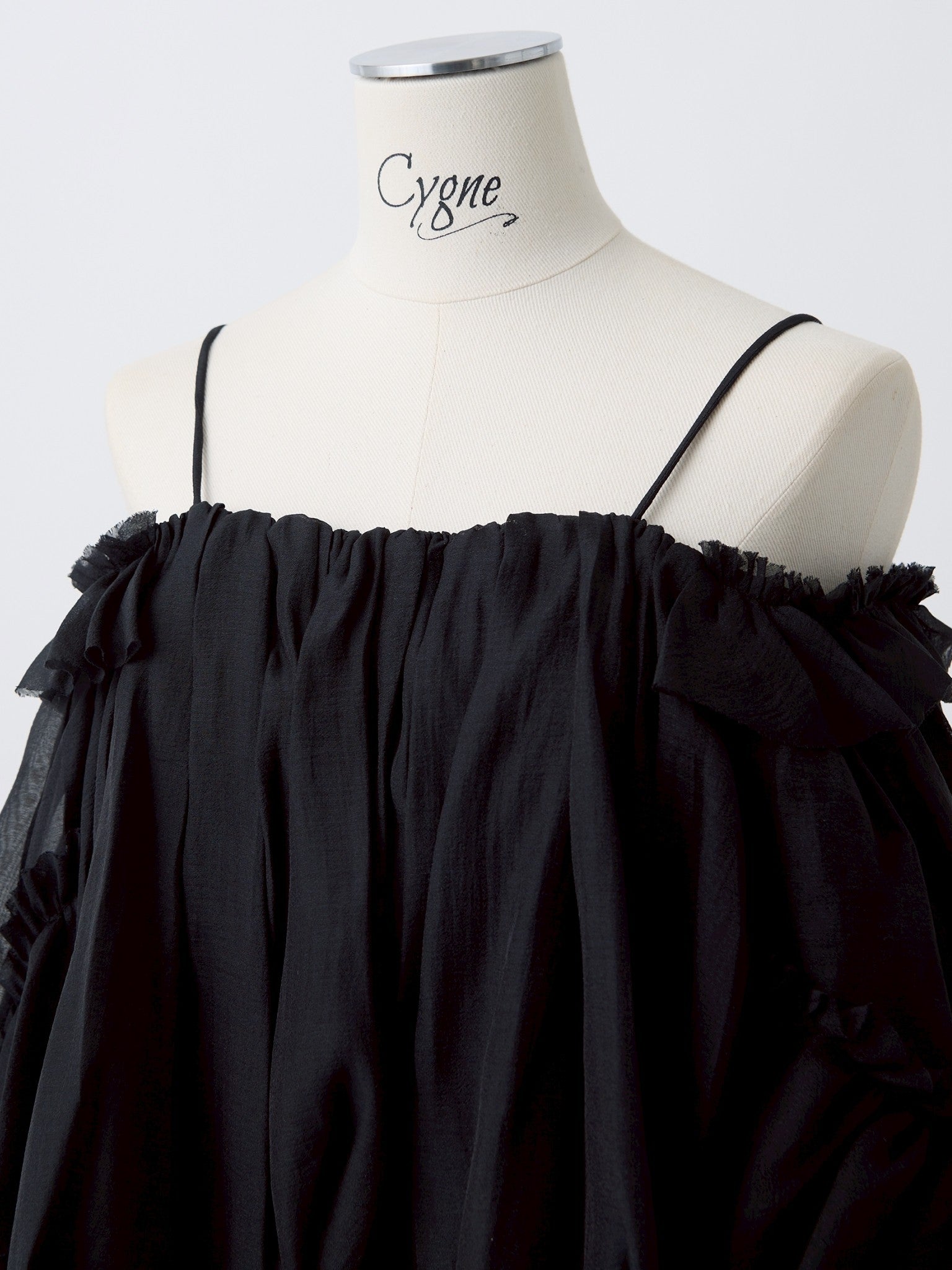 ソフトローンオフショルブラウス Yuna｜Cygne(シーニュ) 公式サイト