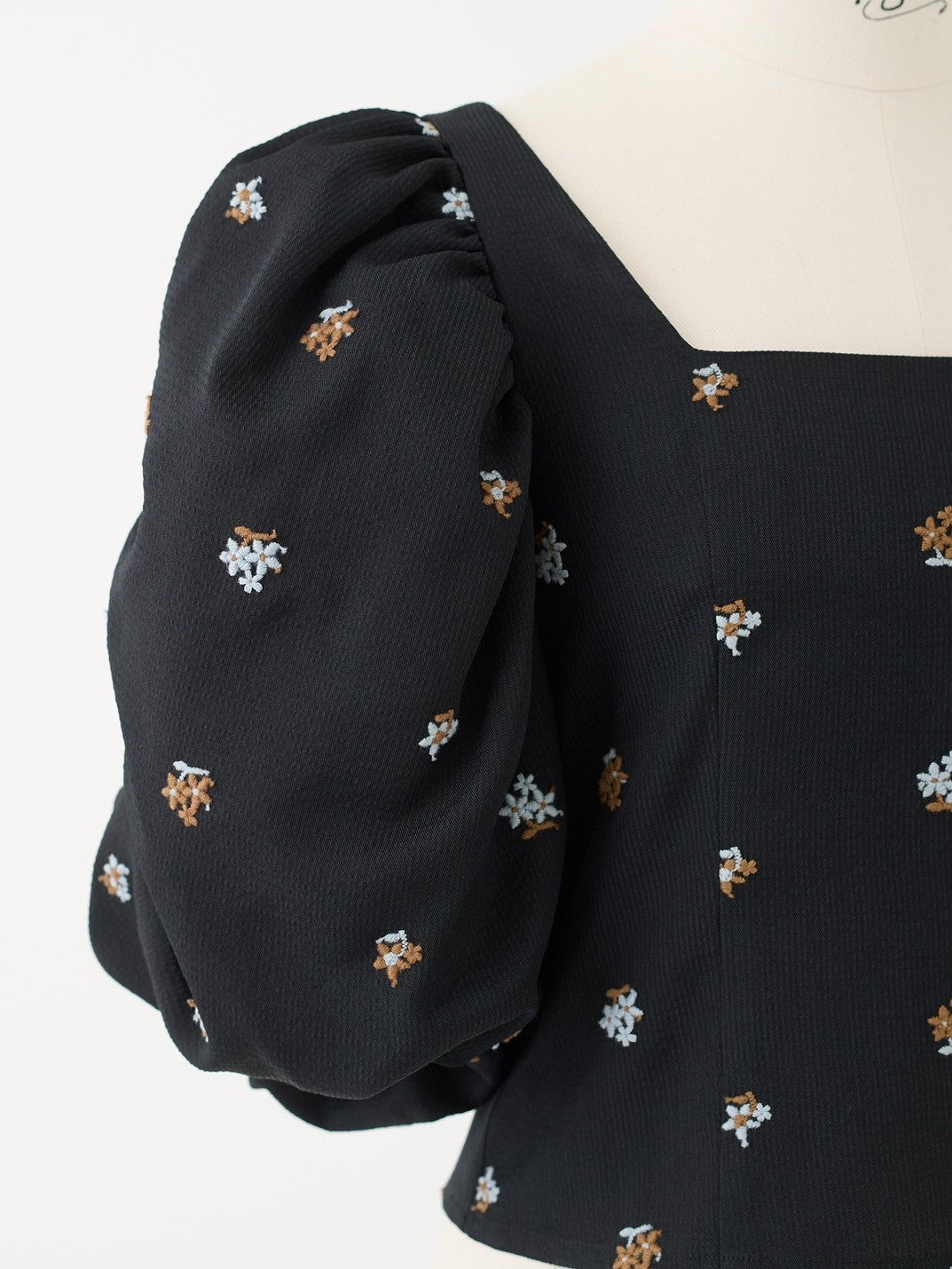 袖バルーン刺繍ブラウス Aman